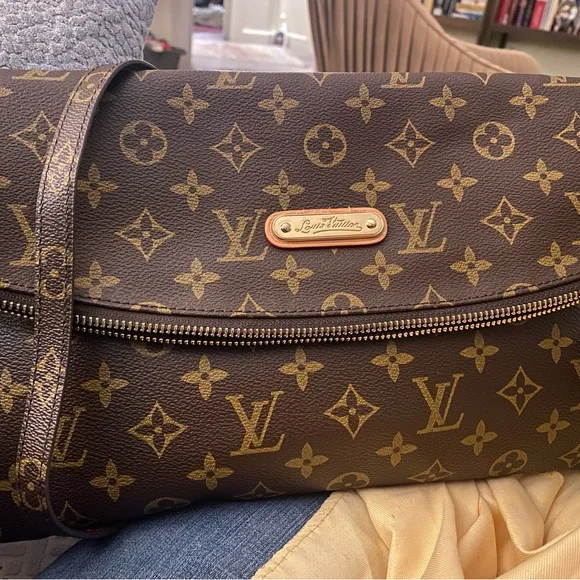 Louis Vuitton Brown Monogram Crossbody Bag - Picture 3 of 9